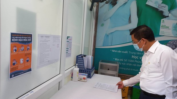 A Ministry of Health official inspects the prevention of monkeypox at Ha Noi Dermatology Hospital. VNA/VNS Photo