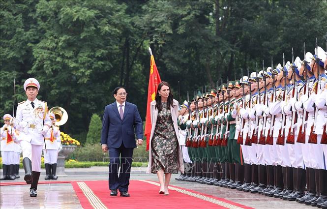 Thủ tướng Phạm Minh Chính và Thủ tướng New Zealand Jacinda Ardern duyệt đội danh dự Quân đội nhân dân Việt Nam. Ảnh: TTXVN