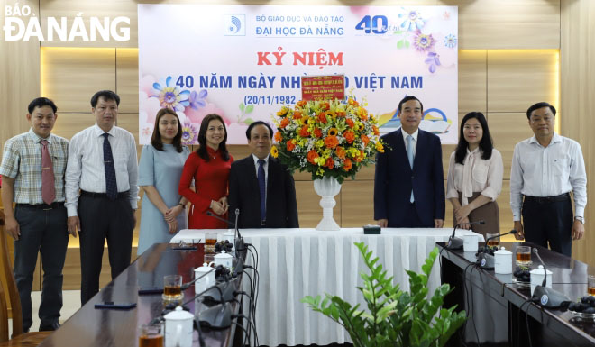 Chairman of the Da Nang People's Committee Le Trung Chinh (third from the right) presenting flowers to congratulate the University of Da Nang on the 40th anniversary of Vietnamese Teachers' Day (November 20). Photo: NGOC HA