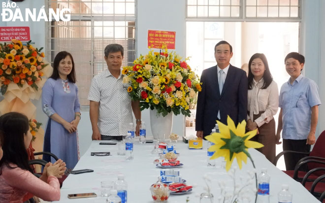 Chairman Le Trung Chinh (third from the right) congratulating the Le Quy Don Senior High School for the Gifted on the occasion of the 40th anniversary of Vietnamese Teachers' Day (November 20). Photo: NGOC HA