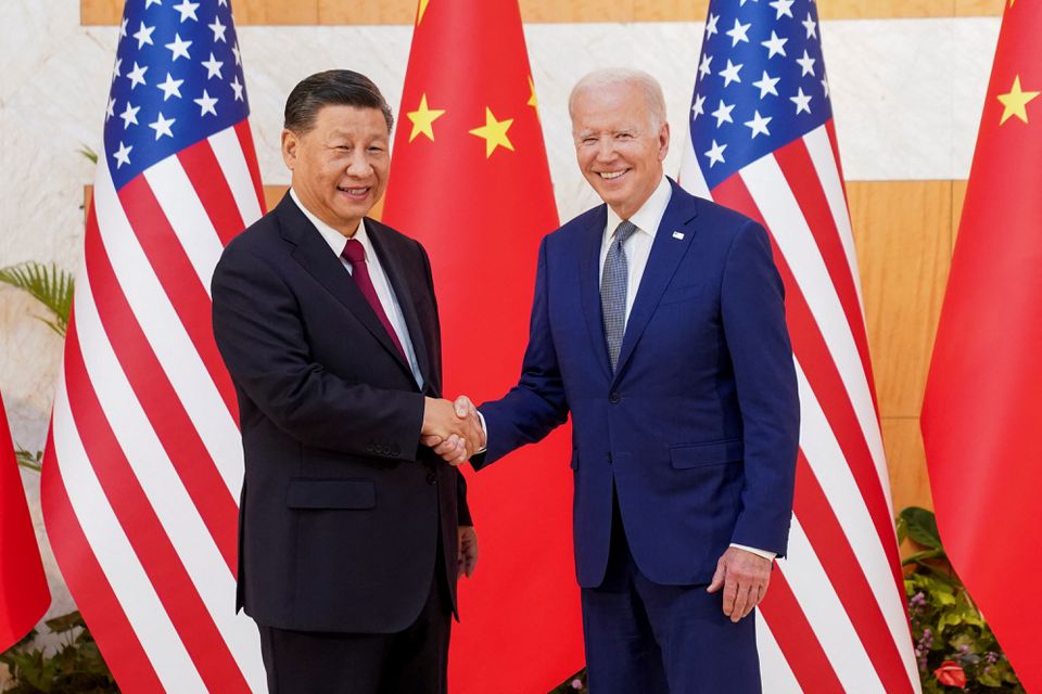 Chủ tịch Trung Quốc Tập Cận Bình (bên trái) gặp Tổng thống Mỹ Joe Biden bên lề hội nghị G20 ở Bali (Indonesia) ngày 14-11. Ảnh: Reuters