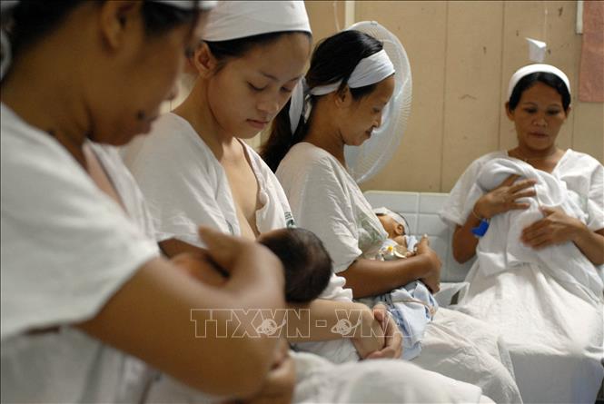 Các bà mẹ chăm sóc trẻ sơ sinh tại bệnh viện ở Manila, Philippines. Ảnh: AFP/TTXVN