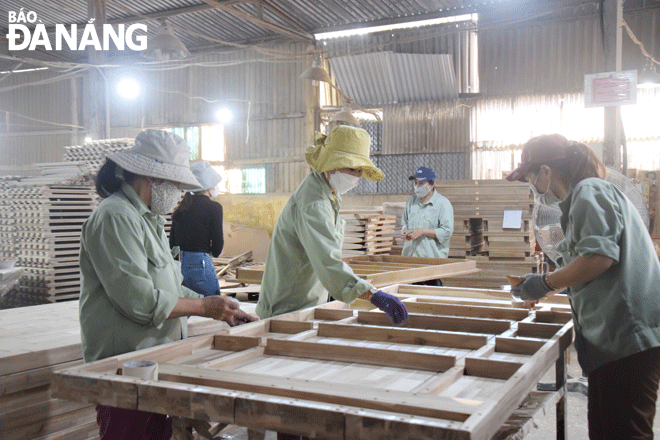 Bank interest rates rise in the last months of the year causes many difficulties for Da Nang-based businesses. IN PHOTO: Workers are seen working at the Da Nang Forest Products Export JSC. Photo: Q.TRANG