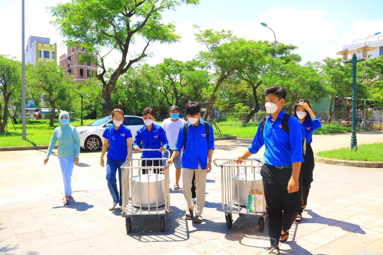 Members of the Hoa Khanh Nam Ward Youth Union Organisation delivering  700 portions of porridge free of charge to inpatients at the the Da Nang Oncology Hospital.