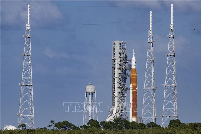  Tên lửa đẩy đưa tàu vũ trụ Orion lên Mặt Trăng trong sứ mệnh Artemis 1 tại bệ phóng ở trung tâm vũ trụ Kennedy thuộc Cape Canaveral, bang Florida (Mỹ) ngày 24/9/2022. Ảnh tư liệu: AFP/TTXVN