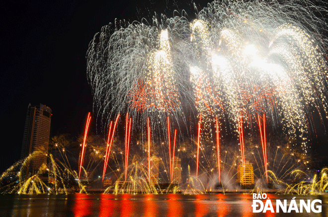 A fireworks performance at the Da Nang International Fireworks Festival 2019. Photo: X.D