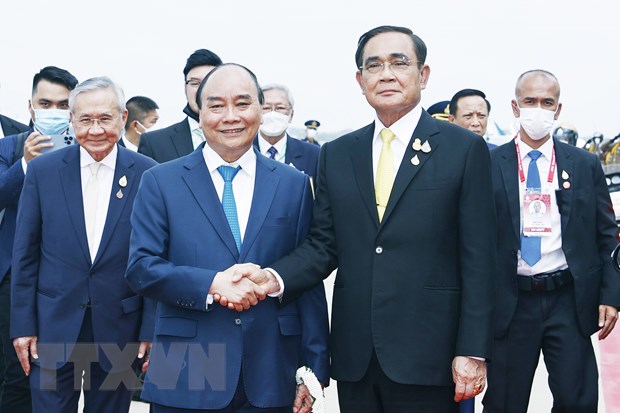 Thủ tướng Thái Lan Prayut Chan-o-cha đón Chủ tịch nước Nguyễn Xuân Phúc tại Sân bay Không quân Hoàng gia Thái Lan. (Ảnh: Thống Nhất/TTXVN)