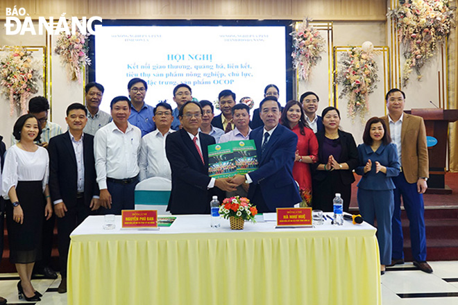 The Da Nang and Son La departments of Agriculture and Rural Development ink the memorandum of understanding to boost bilateral cooperation on the trade and consumption of OCOP products, November 15, 2022.