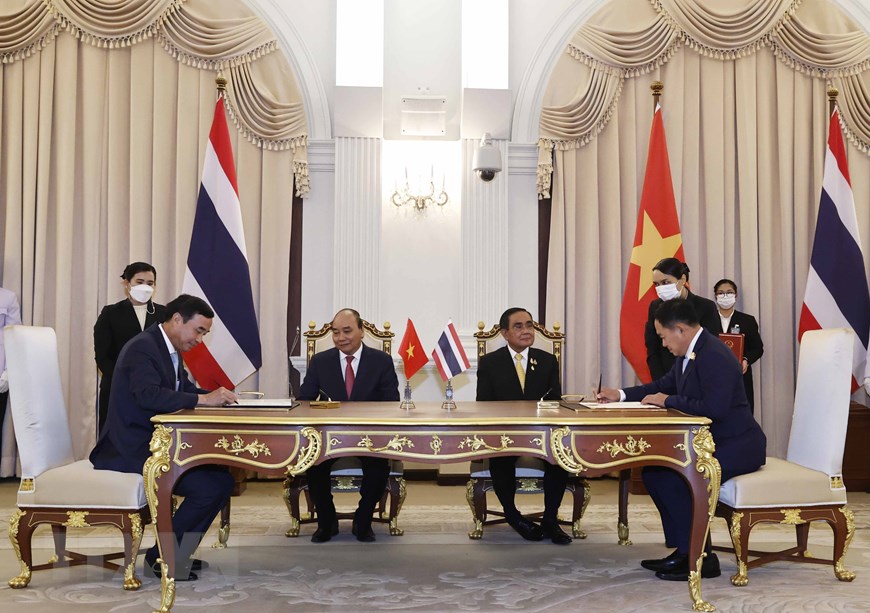 Chủ tịch nước Nguyễn Xuân Phúc và Thủ tướng Vương quốc Thái Lan Prayut Chan-o-cha chứng kiến lễ ký bản ghi nhớ về thiết lập quan hệ hữu nghị và hợp tác giữa thành phố Đà Nẵng của Việt Nam và tỉnh Khon Kaen của Vương quốc Thái Lan.(Ảnh: Thống Nhất/TTXVN)