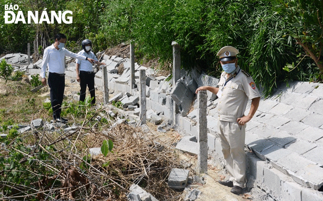 Lực lượng quy tắc đô thị của huyện Hòa Vang và chính quyền xã Hòa Sơn tiến hành tháo dỡ công trình xây dựng trái phép trên đất nông nghiệp tại thôn Xuân Phú. Ảnh: TRỌNG HÙNG