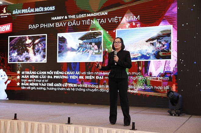 Tổng Giám Đốc VinWonders – bà Ngô Hương – giới thiệu những sản phẩm mới trong năm 2023.