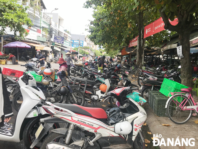 Trên đường Nguyễn Đình Trọng sau chợ Hòa Khánh, tình trạng người dân đi chợ để xe máy lộn xộn lấn chiếm lòng lề đường. Ảnh: KHÁNH HUYỀN