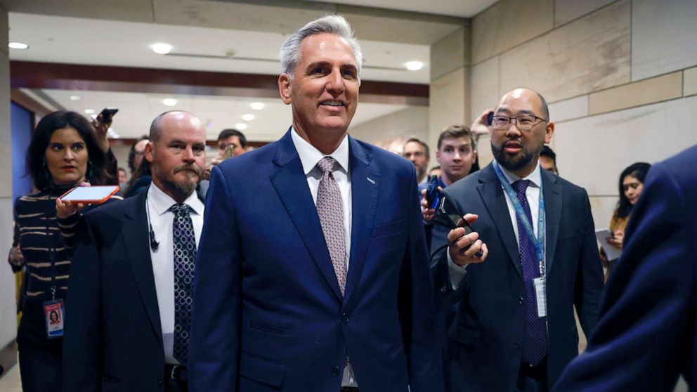 Ông Kevin McCarthy (giữa) nhiều khả năng sẽ nắm vị trí Chủ tịch Hạ viện Mỹ.  Ảnh: ABC News