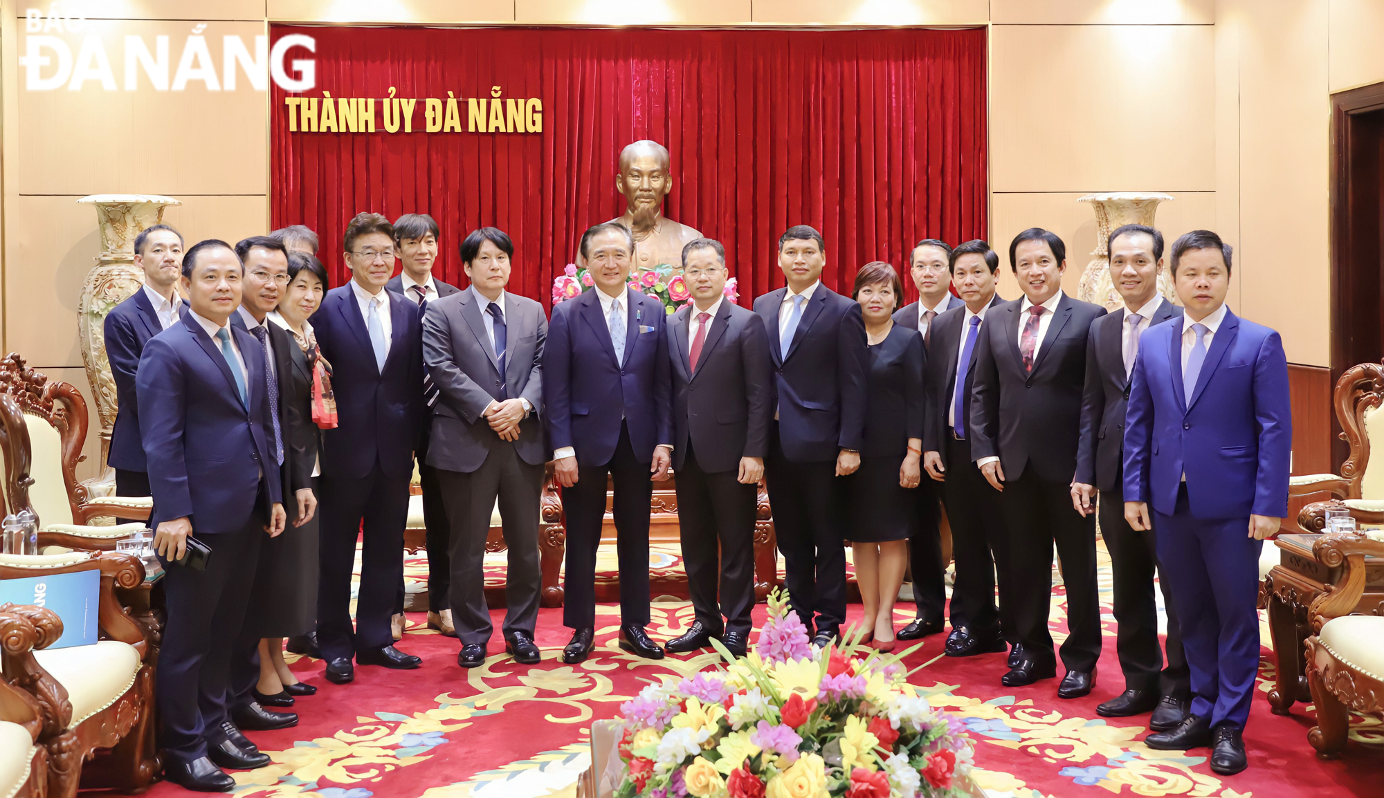 Lãnh đạo thành phố Đà Nẵng chụp ảnh lưu niệm cùng đoàn công tác tỉnh tỉnh Kanagawa. Ảnh: NGỌC PHÚ