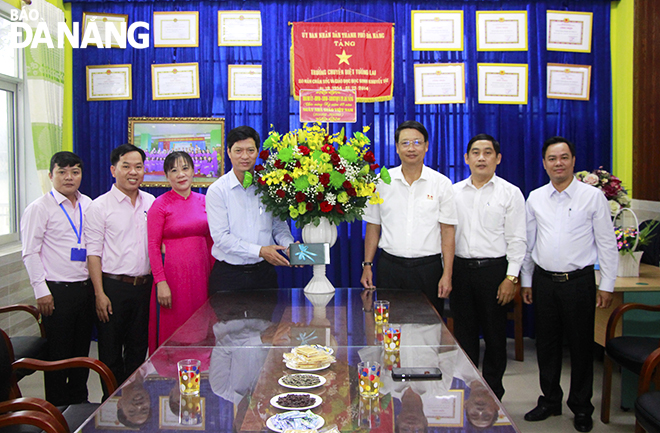  Chairman of the Da Nang Fatherland Front Committee Ngo Xuan Thang (third, right) presenting flowers to congratulate the Tuong Lai (Future) Special School. Photo: X.DUNG