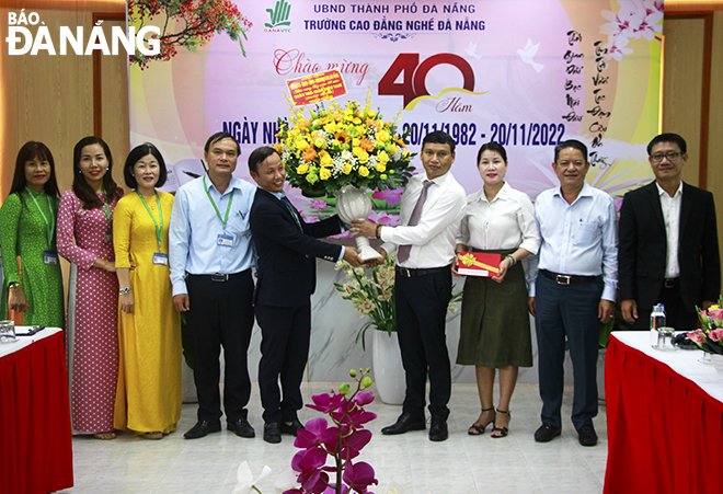 Da Nang People's Committee Vice Chairman Ho Ky Minh (fourth, right) presenting flowers to officials and teaching staff of the city's Vocational Junior College on the occasion of the 40th anniversary of Vietnamese Teachers' Day. Photo: SPRING DUONG