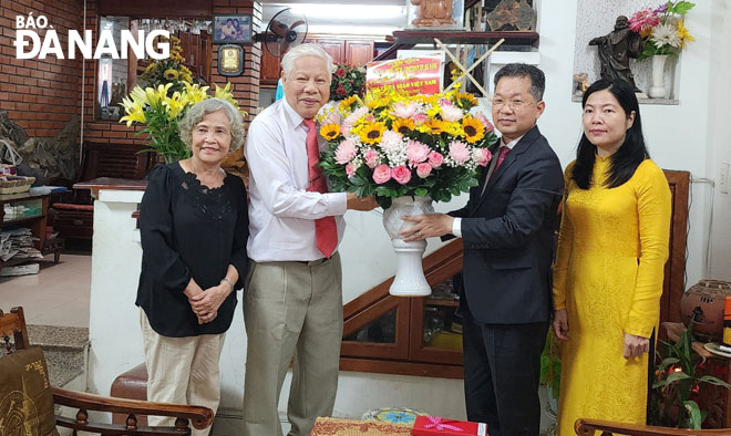 Secretary Quang (second, right) and Elite Teacher Nguyen Huu Xa - former Principal of the Tran Phu Senior High School