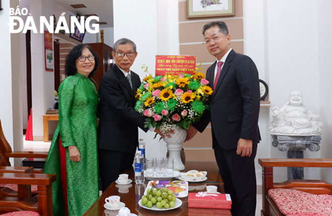 Secretary Quang  right) and Elite Teacher Nguyen Cao Triet - former teacher of Nguyen Khuyen Secondary School
