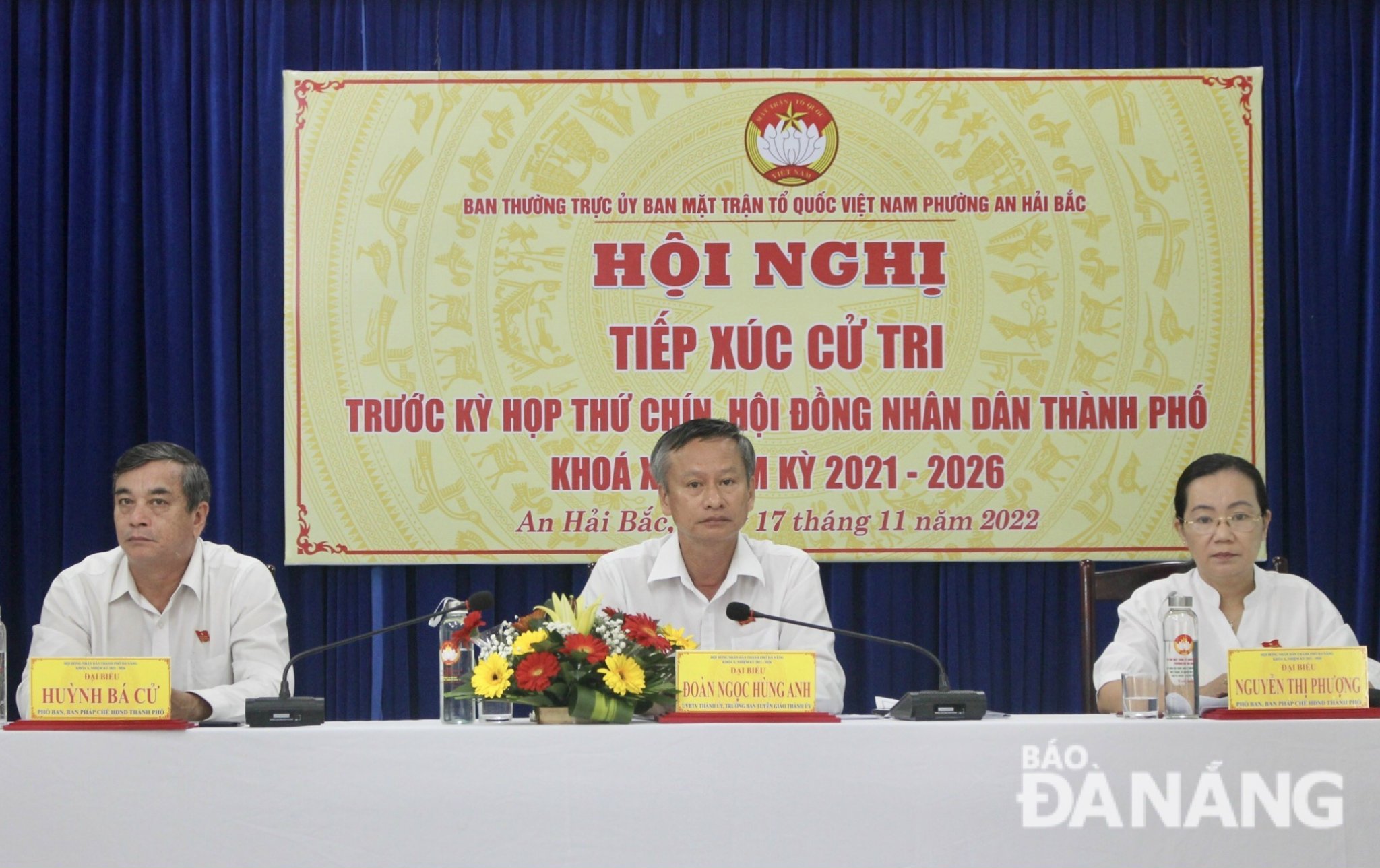 Trưởng ban Tuyên giáo Thành ủy Đoàn Ngọc Hùng Anh (ở giữa) cùng các đại biểu HĐND thành phố tiếp xúc cử tri tại phường An Hải Bắc. Ảnh: X.HẬU