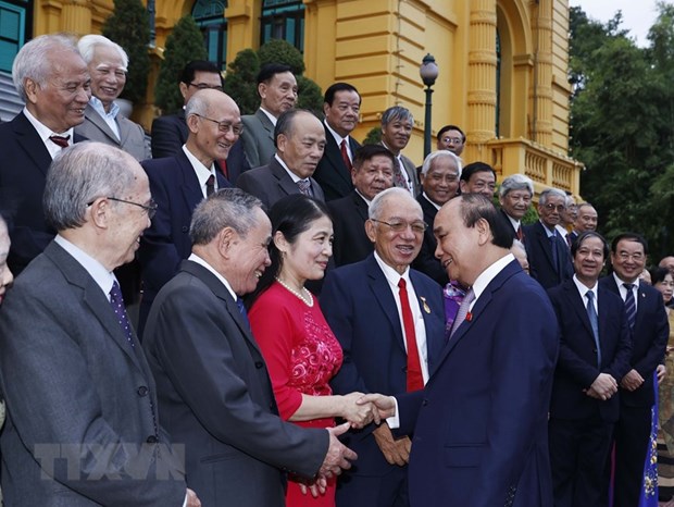 Chủ tịch nước Nguyễn Xuân Phúc với đoàn đại biểu Hội Cựu Giáo chức Việt Nam. (Ảnh: Thống Nhất/TTXVN)