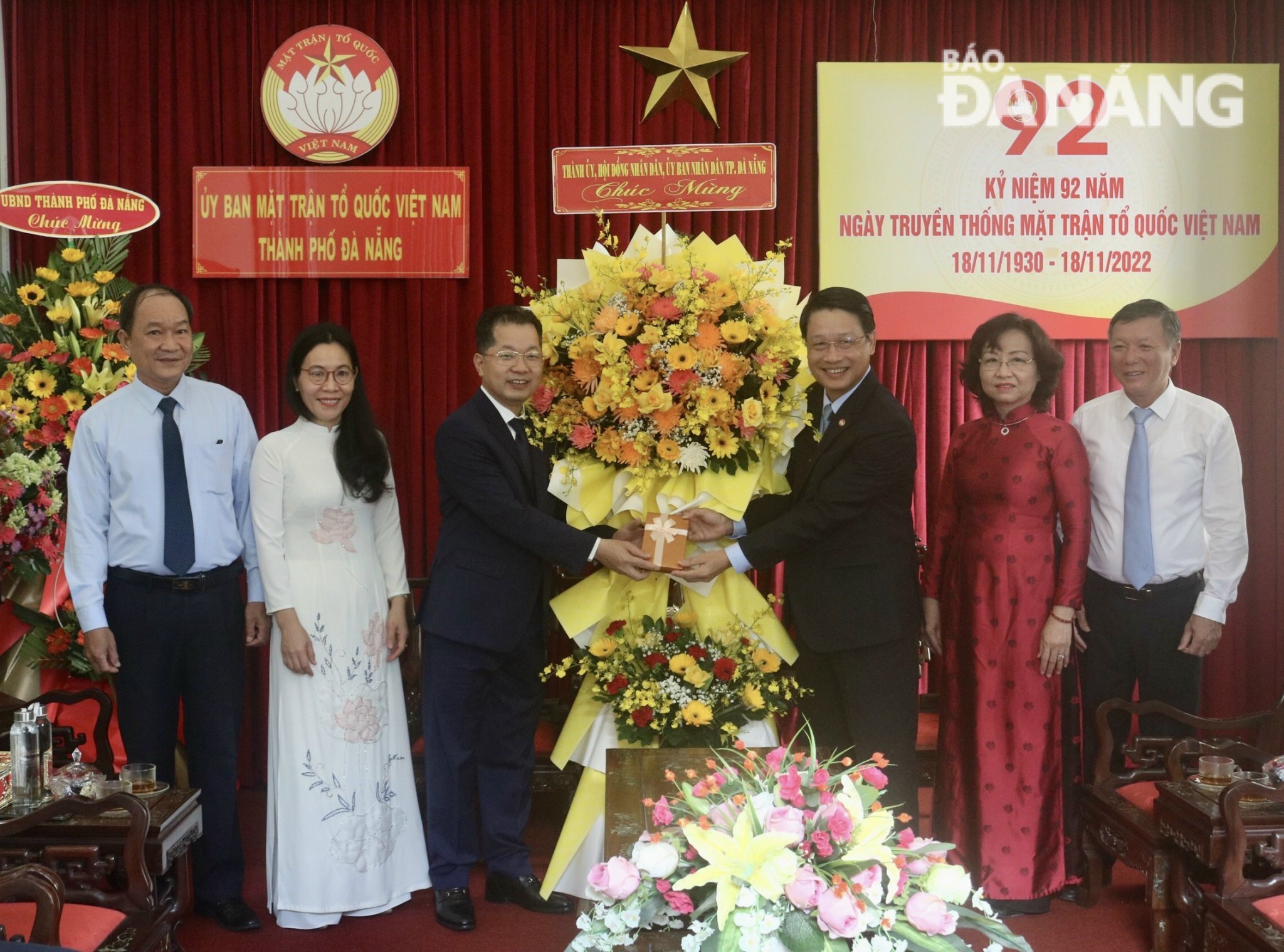 Da Nang Party Committee Secretary Nguyen Van Quang (third, left) congratulating the city's Fatherland Front Committee on the occasion of the 92nd anniversary of Traditional Day of Viet Nam Fatherland Front