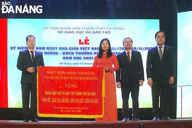 Ủy viên Trung ương Đảng, Bí thư Thành ủy, Trưởng đoàn đại biểu Quốc hội thành phố Nguyễn Văn Quảng (bìa trái) tặng bức trướng cho ngành giáo dục thành phố. Ảnh NGỌC HÀ