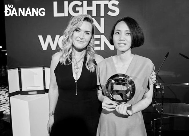 Minh tinh Kate Winslet trao giải thưởng trị giá 30.000 euro cho Mai Vũ. Ảnh: LP
