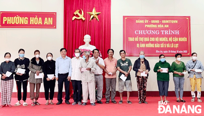 129 gifts were given to poor and near-poor households in Hoa An Ward, Cam Le District to help them overcome difficulties caused by storms and floods. Photo: N.V