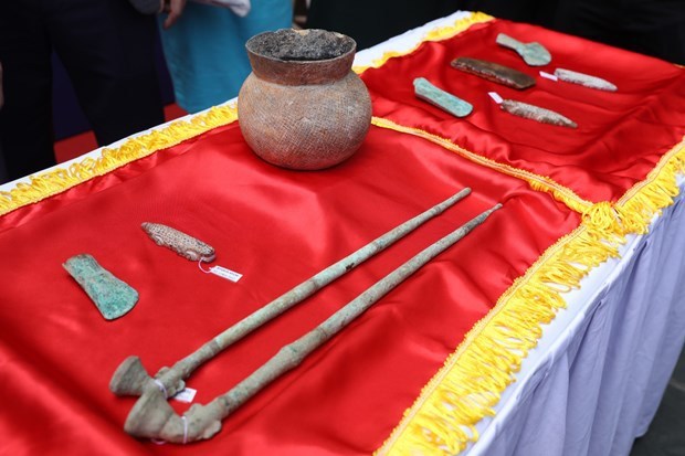 The artefacts include a stone axe of the Post Neolithic Era (BC 4,500-3,500), three bronze axes and one ceramic saucepan of Dong Son culture; three stone crocodile sculptures of AD 1st – 2nd century and two bronze pipes from the 17th-18th century. (Photo: VNA)