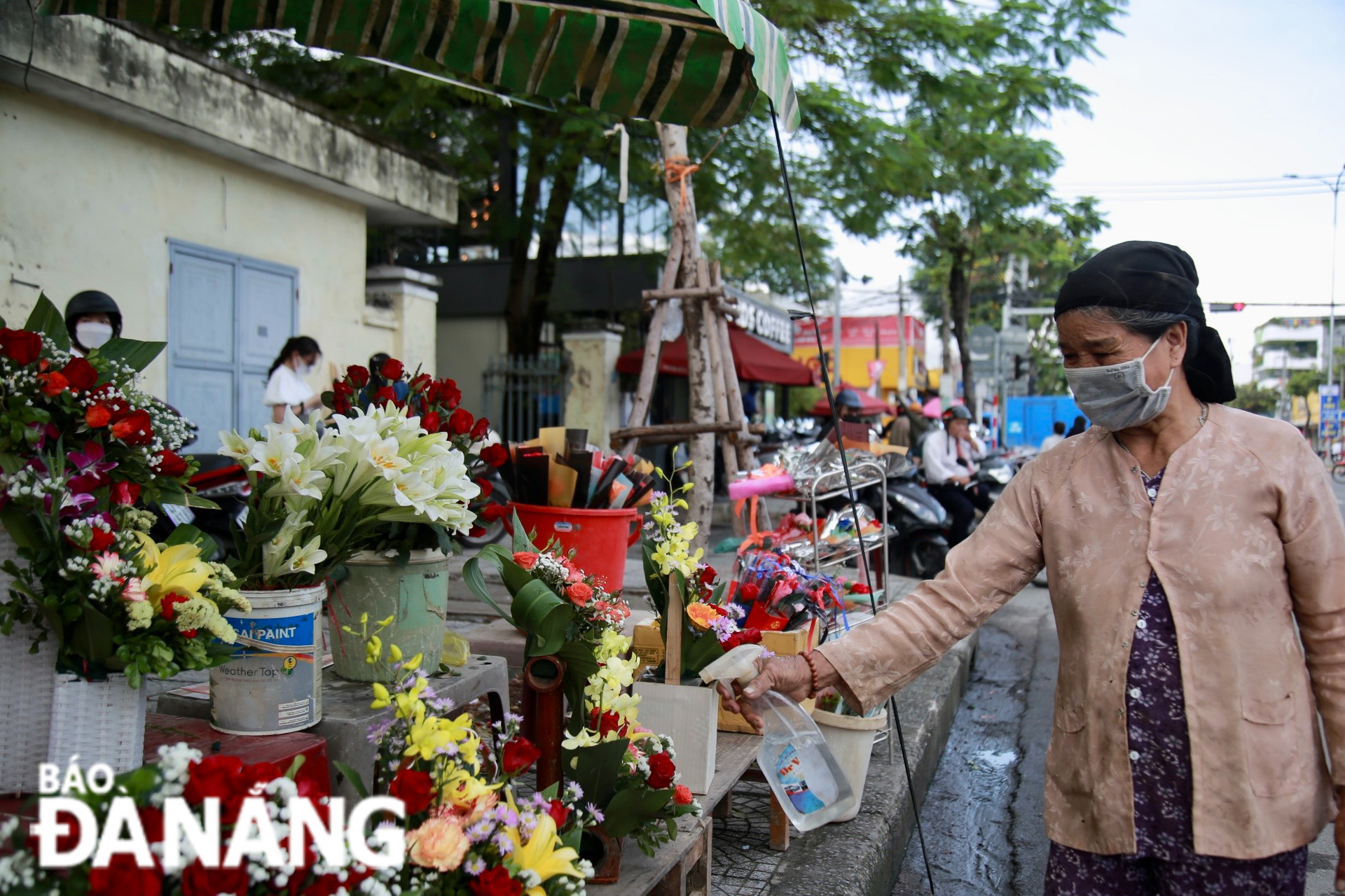 On the occasion, many elderly people sell fresh flowers