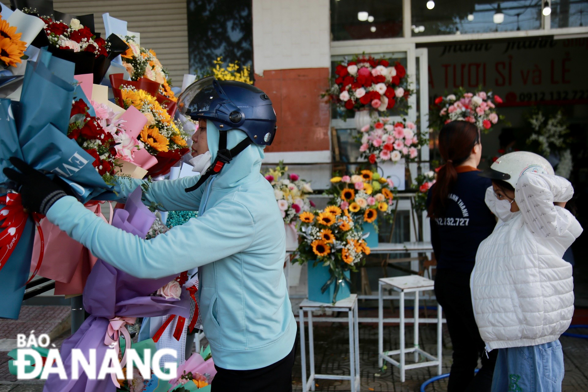 Parents take their children to flower shops to choose the most beautiful flowers to pay tribute to their teachers on Vietnamese Teachers' Day.