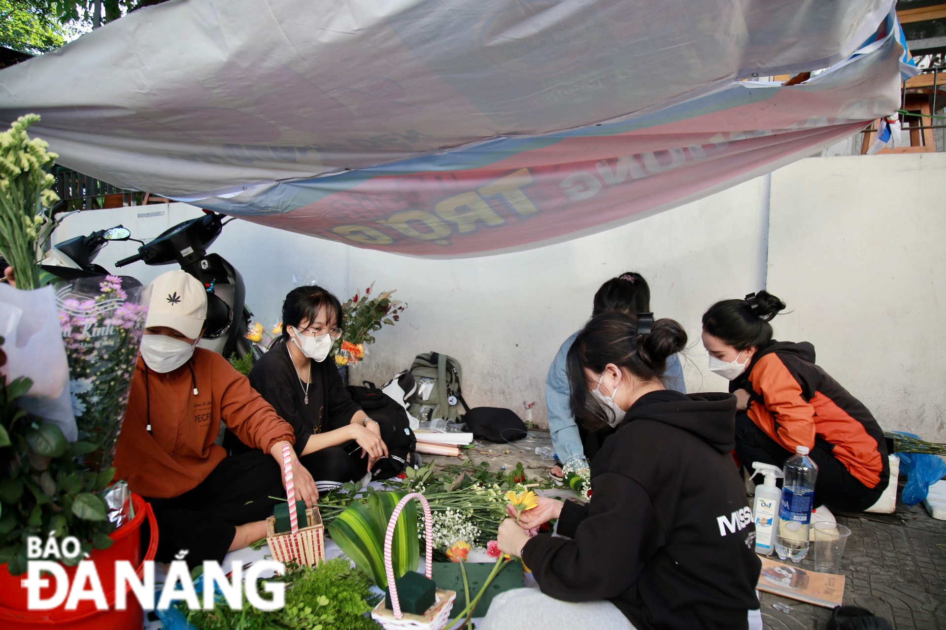 The flower stall owners are mainly young people, and students from universities and colleges in the city.