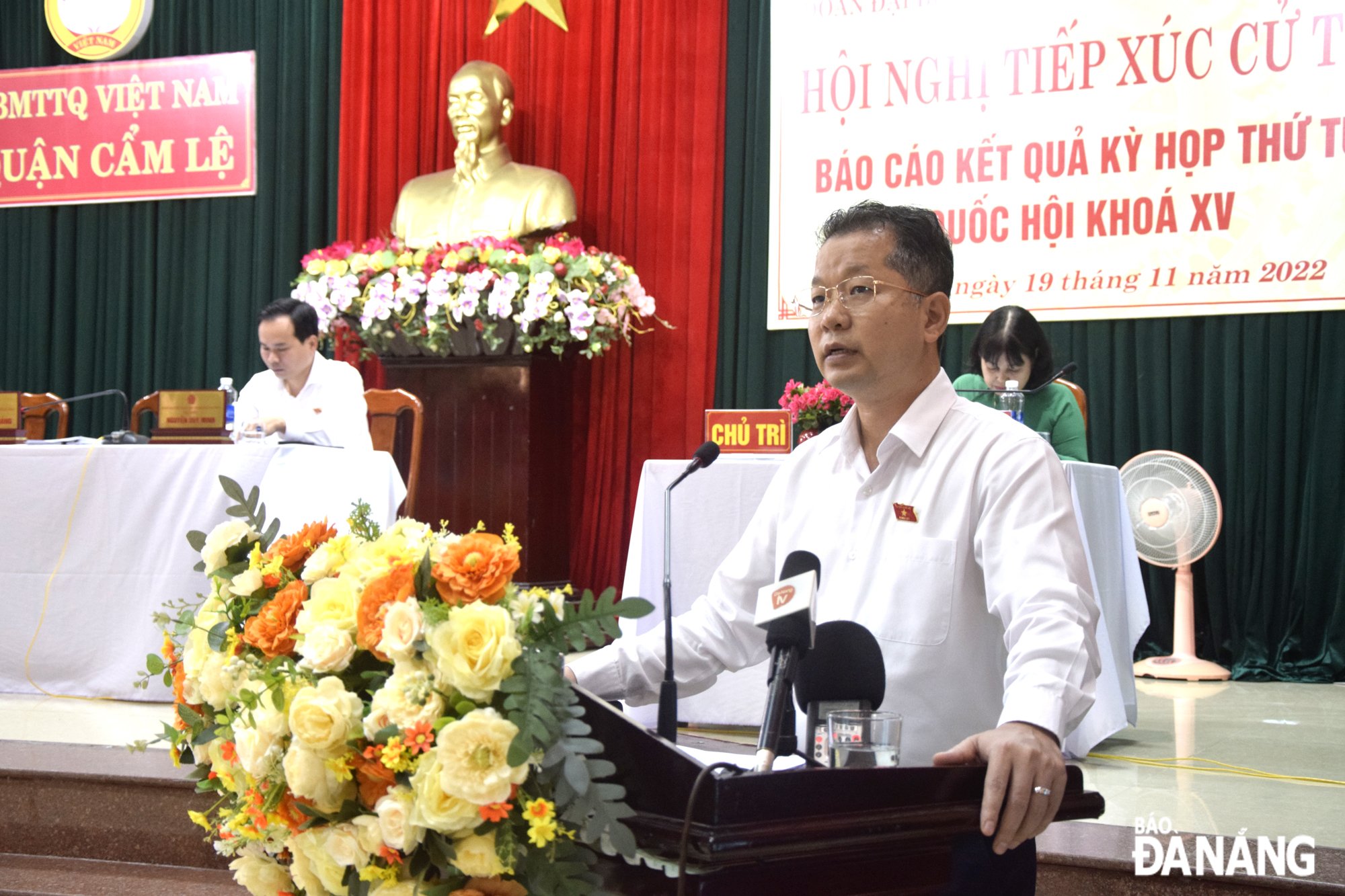 Bí thư Thành ủy, Trưởng đoàn đại biểu Quốc hội thành phố Nguyễn Văn Quảng phát biểu tại buổi tiếp xúc cử tri quận Cẩm Lệ. Ảnh: TRỌNG HUY