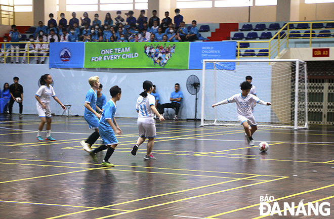 Trẻ em các nước trên thế giới cùng tham gia đá bóng giao lưu trong lễ kỷ niệm tổ chức ở thành phố Đà Nẵng. Ảnh: X.D