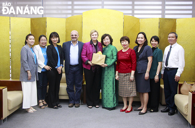 Phó Chủ tịch UBND thành phố Ngô Thị Kim Yến (thứ 5, bên phải sang) tặng quà lưu niệm cho đoàn công tác của Quỹ Nhi đồng Liên hợp quốc (UNICEF) tại Việt Nam. Ảnh: X.D