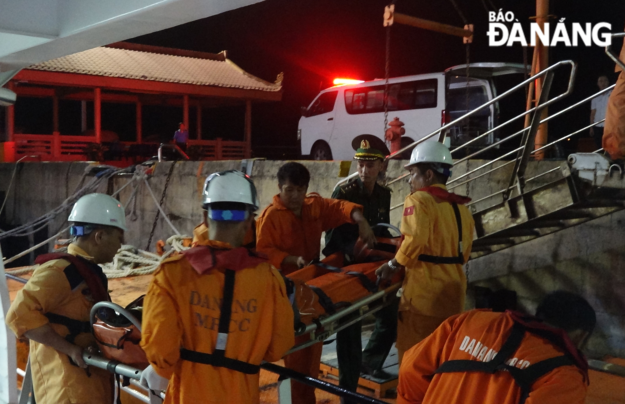 Da Nang MRCC promptly brought sick crew member at sea to the mainland for treatment on the night of November 19. Photo courtesy of Da Nang MRCC