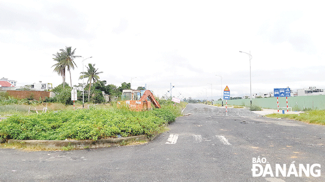 Đoạn đường từ Hồ Tùng Mậu đến quốc lộ 1A và đoạn từ đường Nguyễn An Ninh (nút giao quốc lộ 1A đến đường sắt) đang tạm dừng thi công do không có mặt bằng.  Ảnh: THÀNH LÂN	
