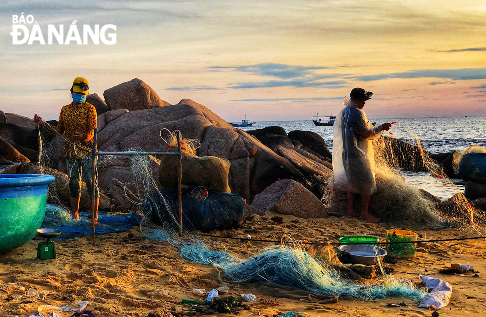 Each fishing villager has an own job, the pace of work is bustling but peaceful.