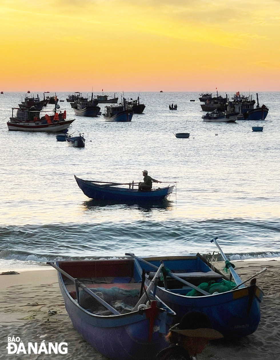 The An Hai fishing village is considered the most beautiful fishing village in Phu Yen Province thanks to its unspoiled and rustic beauty.