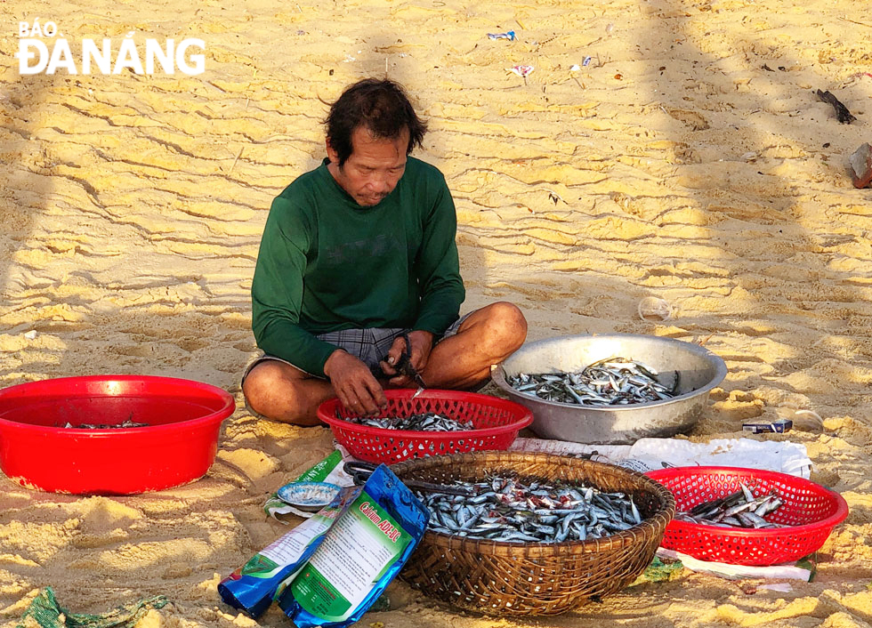 After purchasing seafood, people quickly prepare it at the sea.