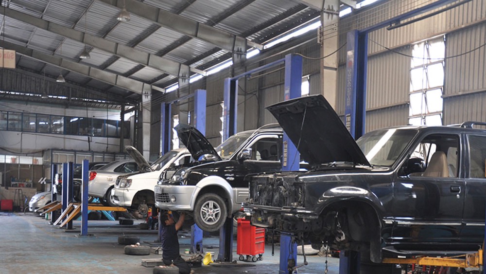 An increasing number of cars are taken to garages for repair and warranty, leading to overload. Broken-down vehicles are gathered at the Dai Duong auto repair garage in Lien Chieu District, Da Nang. Photo: CHIEN THANG