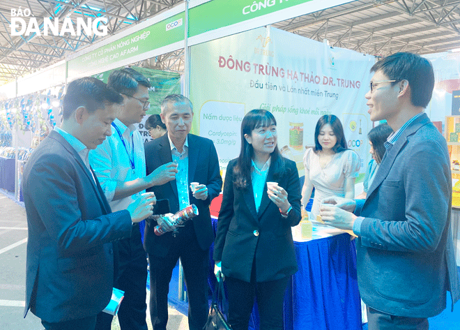 The city's industry and trade sector needs to step up trade promotion to further promote 'Made-in-Da Nang' products. IN THE PHOTO: Customers and businesses visit the booths at 'The week of promotion to stimulate shopping demand' programme in Da Nang 2022 on November 10. Photo: Q.T