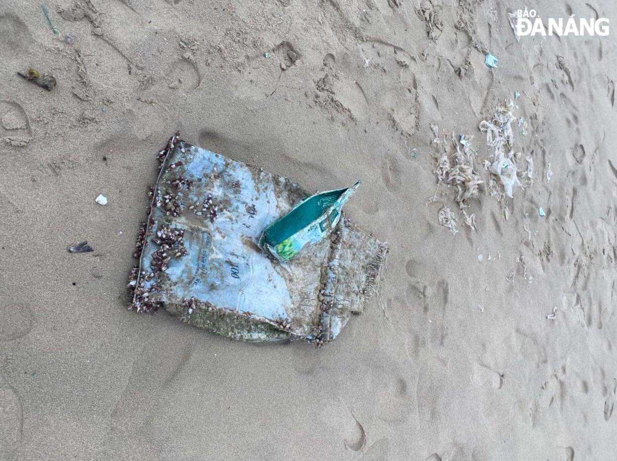 Vật nghi là ma túy trôi dạt vào bờ biển Đà Nẵng được người dân phát hiện.