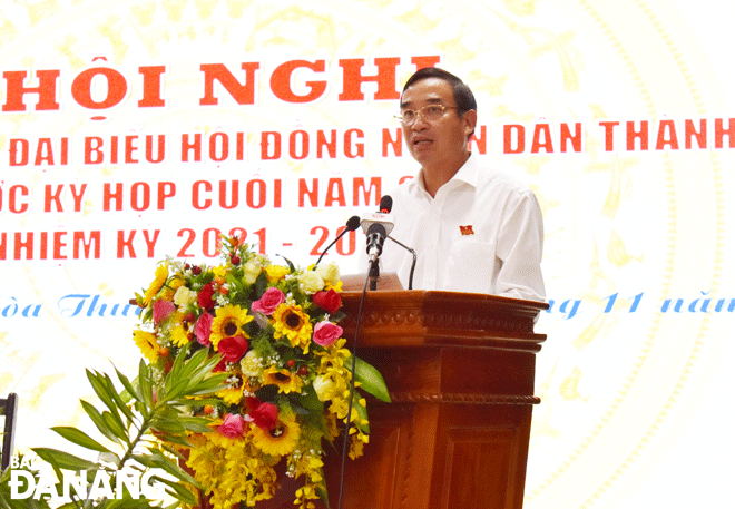 Chủ tịch UBND thành phố Lê Trung Chinh phát biểu tại buổi tiếp xúc cử tri ở phường Hòa Thuận Tây. Ảnh: TRỌNG HÙNG