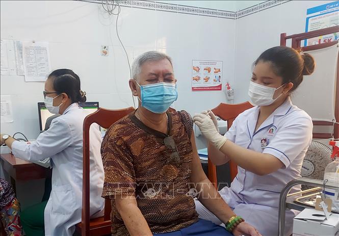 Tiêm vaccine phòng COVID-19 cho người dân. Ảnh: TTXVN.