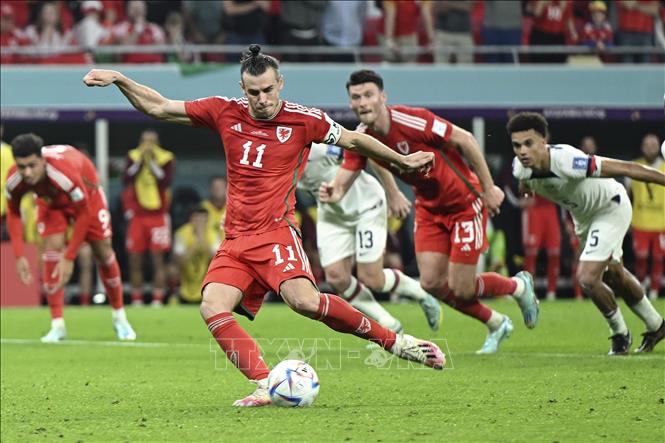 Đội trưởng Xứ Wales Gareth Bale (số 11) sút phạt đền cân bằng tỷ số 1-1 với tuyển Mỹ. Ảnh: THX/TTXVN