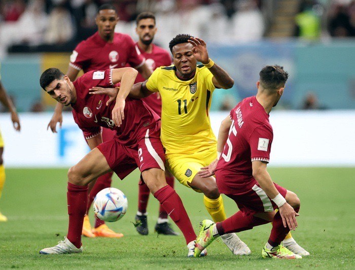 Qatar (áo đỏ) thi đấu ở đấu trường World Cup. Ảnh: M.M