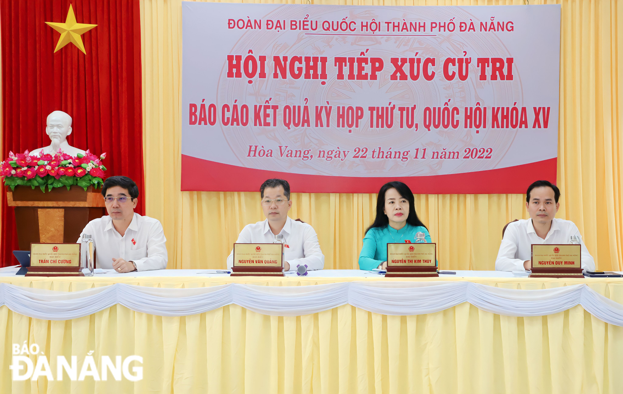 Bí thư Thành ủy Nguyễn Văn Quảng (thứ 2, từ trái sang) cùng các đại biểu Quốc hội dự buổi tiếp xúc cử tri. Ảnh: NGỌC PHÚ
