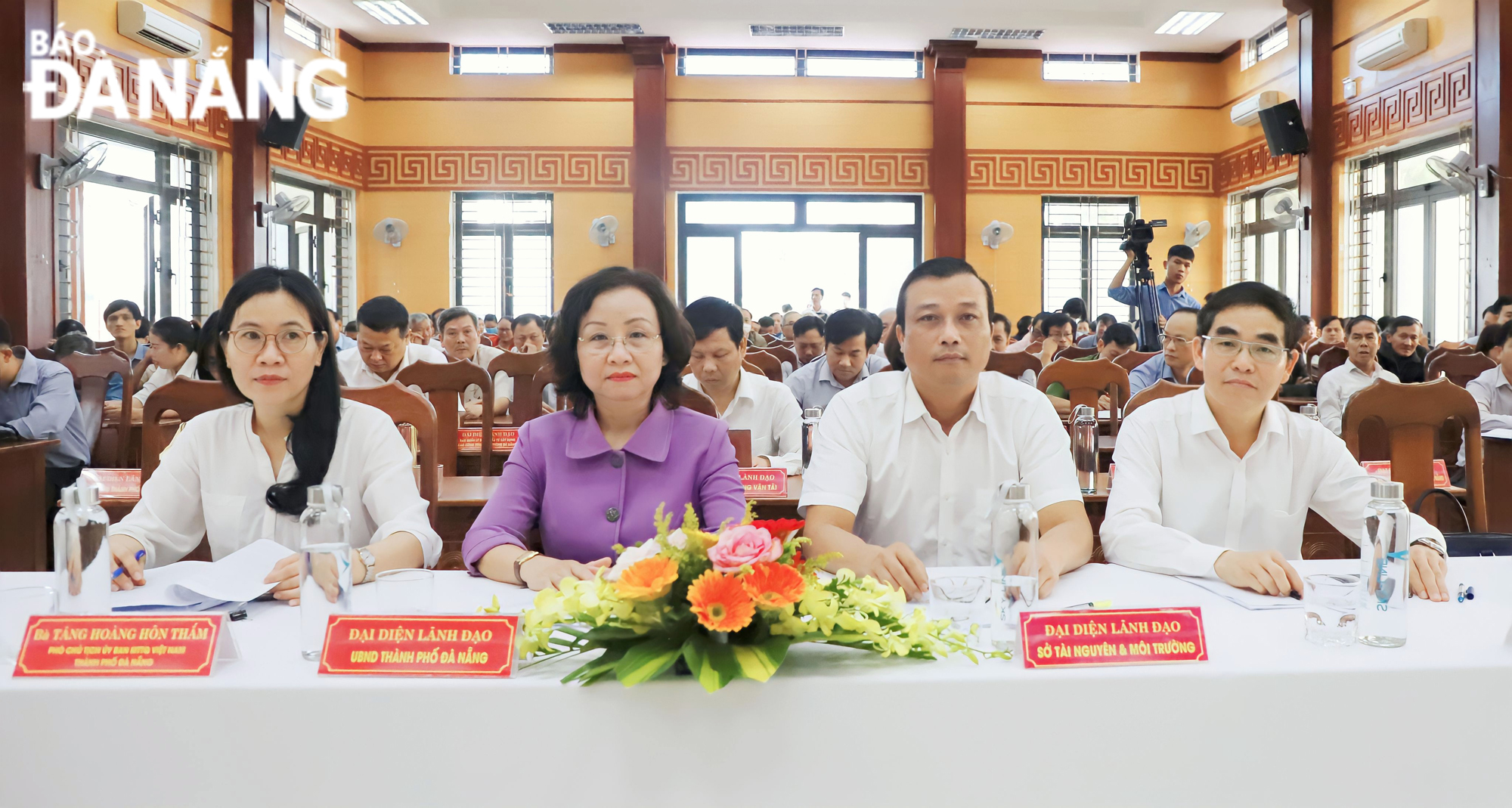 Phó Chủ tịch UBND thành phố Ngô Thị Kim Yến (thứ 2, từ trái sang), Phó Chủ tịch Ủy ban MTTQ Việt Nam thành phố Tăng Hoàng Hôn Thắm và lãnh đạo Sở Tài nguyên và Môi Trường, UBND huyện Hòa Vang, cùng các cử tri dự buổi tiếp xúc cử tri sáng 22-11. Ảnh: NGỌC PHÚ