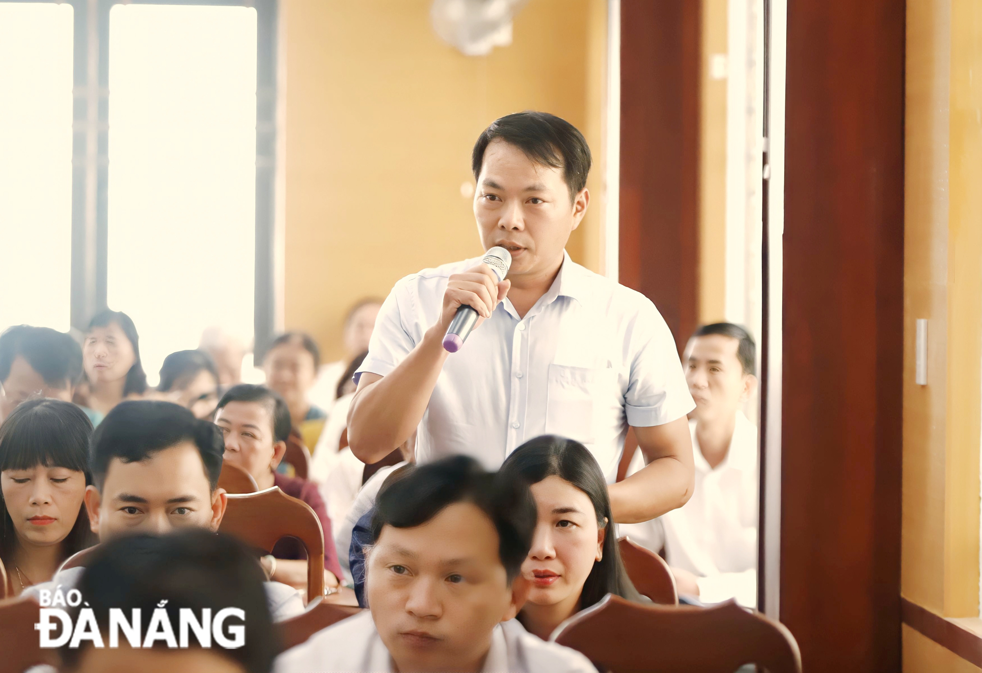 Cử tri huyện Hòa Vang phát biểu ý kiến. Ảnh: NGỌC PHÚ